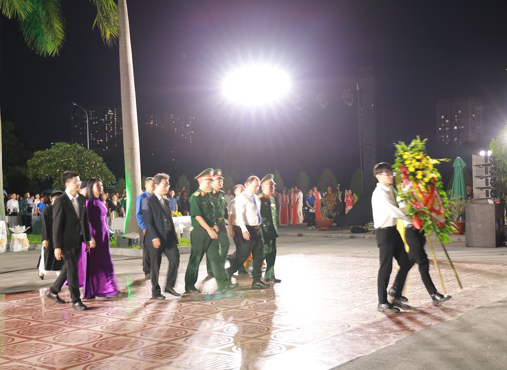 Đại diện ban tổ chức chương trình, đại biểu hành lễ dâng hương tri ân tại Đài tưởng niệm liệt sĩ Nghĩa trang Mai Dịch.