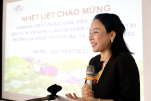 Đồng chí Trịnh Thị Thu Hà – Bí thư Đảng ủy, Hiệu trưởng Trường Cao đẳng Thương mại và Du lịch Hà Nội phát biểu chào mừng đoàn công tác.