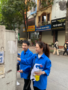 Hòa tham gia hoạt động Bóc xóa biển quảng cáo do Quận Đoàn Cầu Giấy phát động
