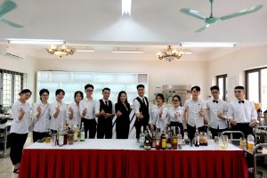 Cô và trò sau giờ thực hành Bar