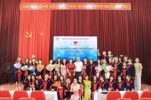 Các Thầy, Cô trường Cao đẳng Thương mại và Du lịch Hà Nội chụp ảnh cùng sinh viên trong Lễ trao Bằng tốt nghiệp 2023, lưu giữ kỷ niệm đẹp của một thời sinh viên đáng nhớ.  