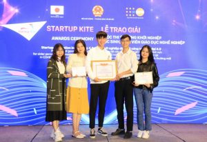 Đỗ Kiều Trang (ngoài cùng bên phải) tại Lễ trao giải Cuộc thi Startup Kite.