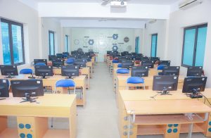 Với 12 phòng học thực hành máy tính các môn liên quan đến ngành Thương mại điện tử được trang bị đầy đủ.