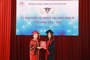 TS. Trịnh Thị Thu Hà - Bí thư Đảng ủy, Hiệu trường nhà trường trao bằng tốt nghiệp cho SV khóa 12