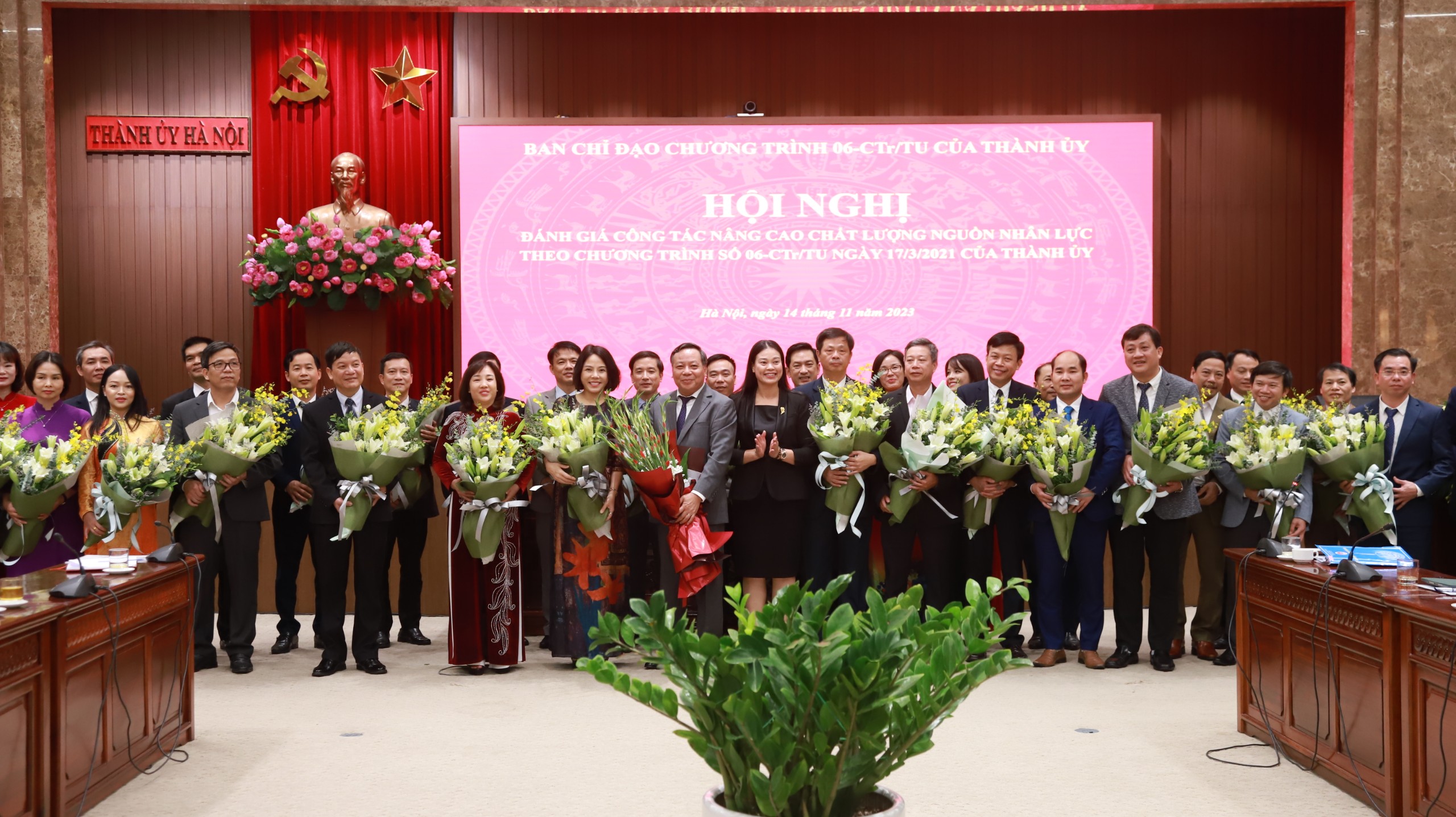 Phó Hiệu trưởng Nguyễn Thị Hồng Hoa cùng các cơ sở giáo dục nghề nghiệp đón nhận hoa đến từ Giám đốc Sở Lao động - Thương binh và Xã hội Hà Nội Bạch Liên Hương nhân ngày 20/11