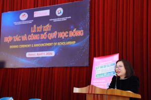 Đại diện Eduline bà Nguyễn Thị Thảo trao đổi về cơ hội học tập và làm việc của du học sinh tại Hàn Quốc
