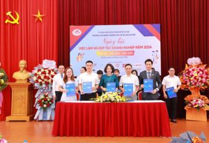 Ảnh. Lễ ký kết giữa Trường Cao đẳng Thương mại và Du lịch Hà Nội với các đối tác doanh nghiệp.