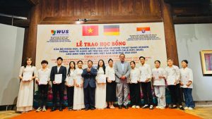  Ông Jörg Kinnen, Tham tán văn hóa Đại sứ quán CHLB Đức tại Việt Nam cùng TS. Bùi Công Thọ - Trưởng đại diện Văn phòng Hessen Việt Nam trao học bổng cho các bạn sinh viên.