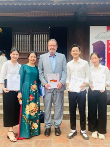  Ông Jörg Kinnen- Tham tán văn hóa Đại sứ quán CHLB Đức tại Việt Nam; cô Quế Nhung - Phó trưởng phòng KH.TT và KĐCL đại diện trường Cao đẳng Thương Mại và Du Lịch Hà Nội cùng với 3 sinh viên HCCT chụp hình lưu niệm.