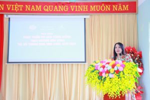                      Bà Nguyễn Thị Hồng Hoa trao đổi nội dung công việc tại buổi tọa đàm