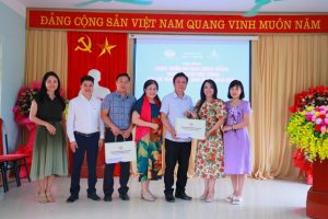               Bà Nguyễn Thị Hồng Hoa - Phó hiệu trưởng trường Cao đẳng Thương mại và Du Lịch cùng các cô trong trường trao tặng phần quà cho các đơn vị.