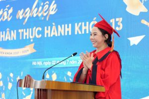 Cô Trịnh Thị Thu Hà – Bí thư Đảng ủy – Hiệu trưởng nhà trường phát biểu khai mạc buổi lễ.