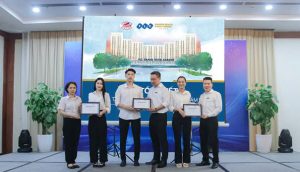 Ông Phạm văn Hiếu Giám đốc ẩm thực, Bà Trần Lệ Xuân – Trưởng bộ phận Housekeeping, Ông Phạm Ngọc Trọng - Trưởng bộ phận Tiền sảnh trao chứng nhận kỳ thực tập cho sinh viên tại buổi tổng kết