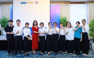 Bà Trần Lệ Xuân – Trưởng bộ phận Housekeeping (đứng thứ 5 từ trái sang) cùng các sinh viên thực tập tại bộ phận