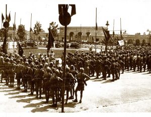 Đoàn xe chở Chủ tịch Hồ Chí Minh và các đại biểu tiến vào quảng trường ngày 02/9/1945