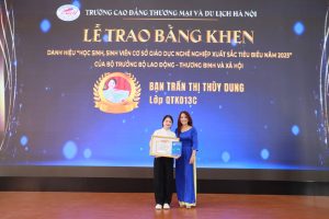 Cô Nguyễn Thị Hồng Hoa, Phó bí thư Đảng ủy, Phó hiệu trưởng trao Bằng khen cho sinh viên Trần Thị Thuỳ Dung lớp QTKD13C