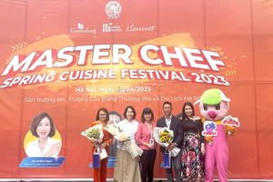 Nguyễn Mạnh Hùng (đứng giữa) cùng các thành viên ban giám khảo trong cuộc thi Master Chef tại trường cũ