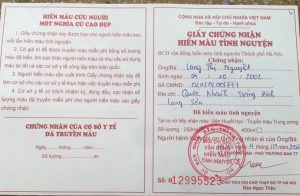 (Hình ảnh: Chị Nguyệt đi hiến máu tình nguyện trong sinh nhật tuổi 20 của mình).