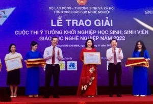 Nhà trường được nhận bằng khen của Bộ trưởng Bộ lao động Thương binh xã hội do có thành tích xuất sắc trong việc hỗ trợ sinh viên khởi nghiệp