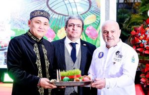 Đại sứ Azerbaijan (Giữa) và khay Kontra