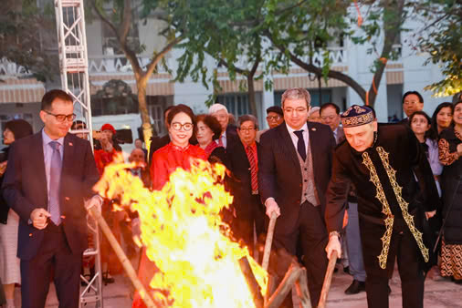 Đại sứ Azerbaijan (Thứ hai từ phải sang) cùng đại sứ Kazakhstan, đại sứ Thổ Nhĩ Kỳ và bà Trịnh Thị Thu Hà, hiệu trưởng trường Cao đẳng Thương mại và Du lịch Hà Nội đốt lửa cho lễ Novruz