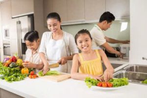 Học nấu ăn giúp bạn chăm sóc gia đình một cách tốt hơn nhờ kiến thức chuyên sâu về ẩm thực (Nguồn ảnh internet)