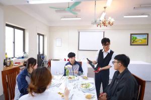 Giờ học thực hành phục vụ bàn tại Trường Cao đẳng Thương mại và Du lịch Hà Nội