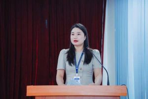 Cô Bùi Thị Thu Huyền, Bí thư Đoàn trường phát biểu khai mạc Tọa đàm.
