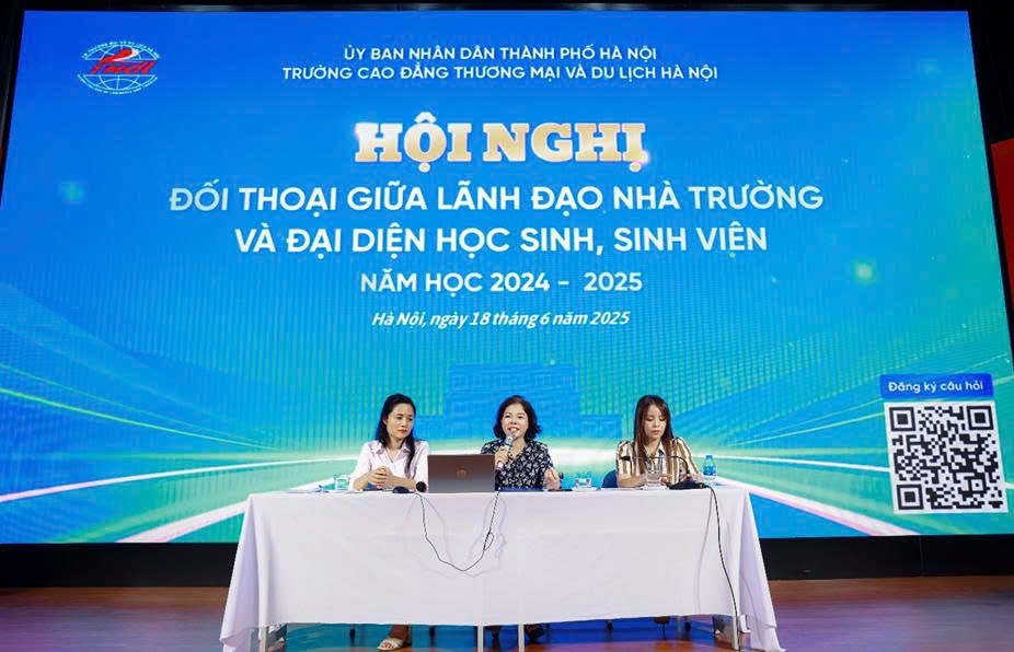 Trịnh Thị Thu Hà, Hiệu trưởng (ở giữa) và đoàn chủ tịch điều hành Hội nghị.