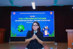 Diễn giả Phạm Thị Phương – Trưởng bộ môn Tâm lý học ứng dụng và kỹ năng mềm (HCCT) là cầu nối gắn kết sinh viên với hoạt động bảo vệ môi trường.