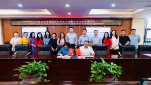 Thành viên của hai trường trong buổi làm việc đã chứng kiến Lãnh đạo hai bên ký kết hợp tác