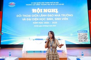 ThS. Nguyễn Thị Hồng Hoa, Phó Bí thư Đảng ủy, Hiệu trưởng Nhà trường chia sẻ với học sinh, sinh viên tại Hội nghị với những đổi mới về cảnh quan, khuôn viên của trường trong thời gian tới.