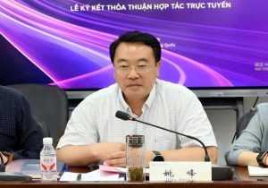Ông Diêu Phong Bí thư - Hiệu trưởng Trường Cao đẳng Kinh tế Tài chính Nam KinhĐiểm cầu Việt Nam và Trung Quốc tại Lễ ký kết