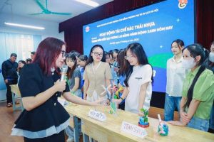 Cô Phạm Phương chấm điểm thi của các đội thi về tái chế sản phẩm nhựa.