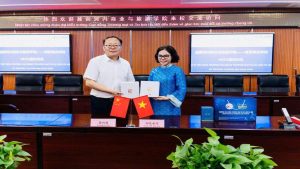 Hiệu trưởng 2 trường: Trường Cao đẳng Thương mại Nam Kinh và Trường Cao đẳng Thương mại và Du lịch Hà Nội trong Lễ ký kết hợp tác