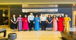 Trịnh Thị Thu Hà - Hiệu trưởng nhà trường thăm quan các phòng thực hành làm bánh, Trà đạo tại trường Cao đẳng Công nghệ Thực Phẩm Thượng Hải.