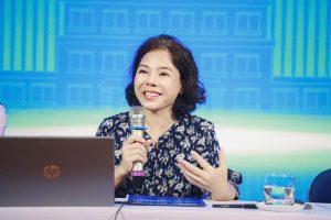 Trịnh Thị Thu Hà, Bí thư Đảng ủy, Hiệu trưởng Nhà trường vui mừng khi thấy các bạn sinh viên hào hứng chia sẻ về những điều mà các em học sinh, sinh viên trải nghiệm năm học vừa qua tại HCCT.