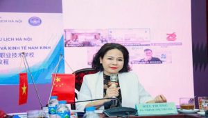 Trịnh Thị Thu Hà, Bí thư Đảng ủy, Hiệu trưởng Nhà trường phát biểu tại buổi lễ