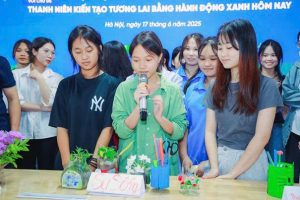 Các em học sinh Hệ 9+ chia sẻ về ý tưởng của nhóm.