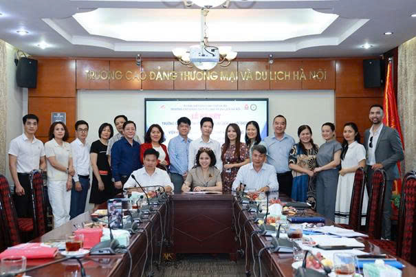 Chụp ảnh lưu niệm tại Lễ ký kết