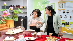 Hiệu trưởng 2 trường: TS. Trịnh Thị Thu Hà – và Hiệu trưởng trường Cao đẳng Công nghệ Thực Phẩm Thượng Hải thăm quan một số phòng thực hành