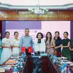 Hai bên thực hiện nghi lễ ký kết hợp tác tại 2 điểm cầu.