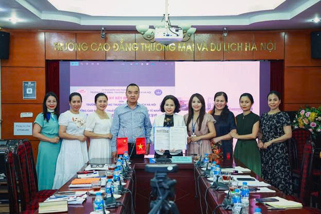 Hai bên thực hiện nghi lễ ký kết hợp tác tại 2 điểm cầu.