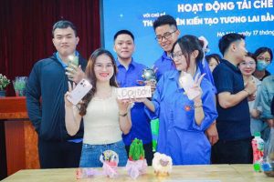 Các bạn sinh viên với sản phẩm thiết kế bảo vệ môi trường của mình.