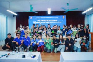 Chụp ảnh lưu niệm tại chương trình.
