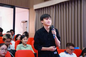 Sinh viên Đăng Văn Khánh có câu hỏi tại Hội nghị gửi tới Ban giám hiệu Nhà trường.