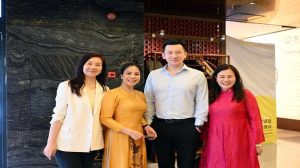Ông Li Suzheng, Tổng Giám đốc, Công ty giáo dục nghề nghiệp quốc tế Sunwah Zhengchuwei và các cán bộ của trường