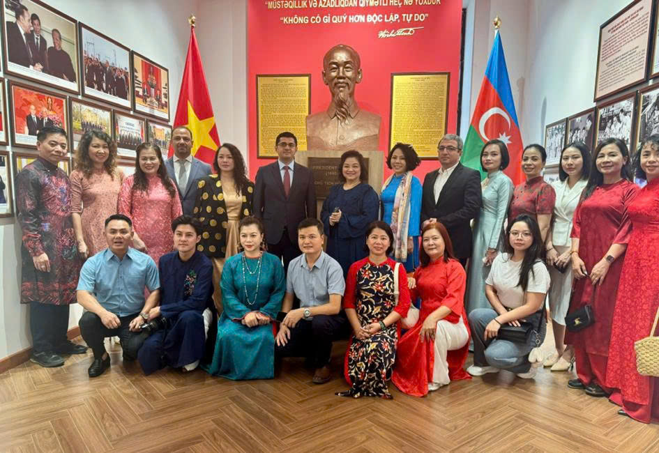  Phái đoàn của Đại sứ quán Azerbaijan tại Việt Nam và Trường Cao đẳng Thương mại và Du lịch Hà Nội chụp hình lưu niệm