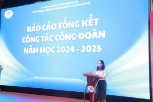ThS. Trần Thị Hiền – Chủ tịch Công đoàn Trường đọc báo cáo tổng kết công đoàn