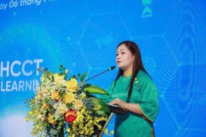 Bà Ngô Thị Minh Hiếu, Giám đốc Công ty Cổ phần Tư vấn Dịch vụ Đào tạo AUM Việt Nam phát biểu tại Lễ khai giảng